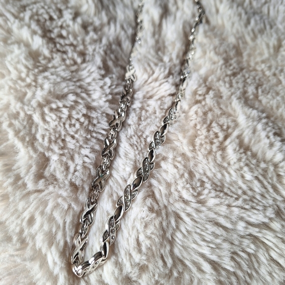 Beautiful Crystal Interlocking Adjustable Silver Tone Chain Necklace - Picture 3 of 6